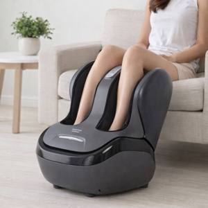 Девушка использует массажер для ног Marutaka Mediness дома для снятия усталости и отеков